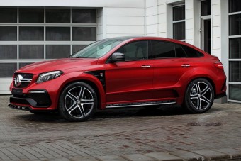 Véres krokodilba burkoltak egy Mercit