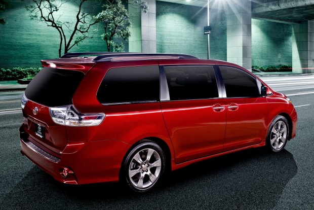 Ezek most a legjobb családi autók 8 Legjobb buszlimuzin: Toyota Sienna Az 5,1 méteres óriáshoz gyári extraként rendelhető a mozgássérültek beszállását megkönnyítő, motorosan kiforgó és lesüllyedő ülés.