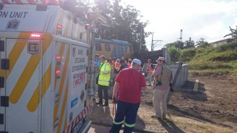 Belerohant a vonat a sínen veszteglő kamionba