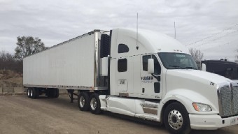 Nem akármilyen géppel döngeti az utakat ez a magyar kamionsofőr