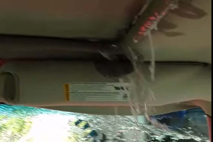 Nyitott napfénytetővel mosóba hajtani öreg hiba, ők elkövették