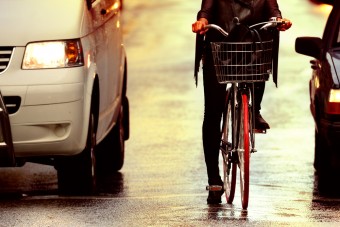 Utcai harc kerékpáros és autós között