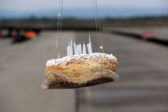 Ez történik, ha 80 km/órával elcsapunk egy tortát