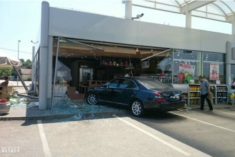 Benzinkútba hajtott egy Mercedes Alsónémedin