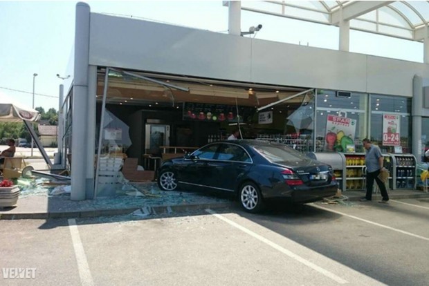Benzinkútba hajtott egy Mercedes Alsónémedin 1 12238859_0d34d13c41e9fba2698f58324af38bc1_wm