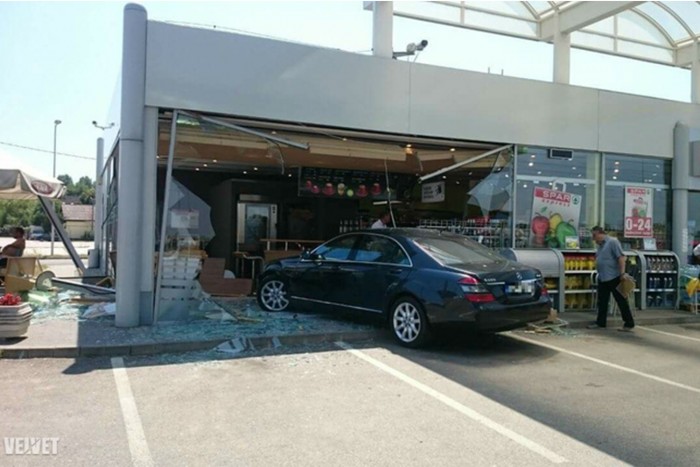 Benzinkútba hajtott egy Mercedes Alsónémedin 1 12238859_0d34d13c41e9fba2698f58324af38bc1_wm