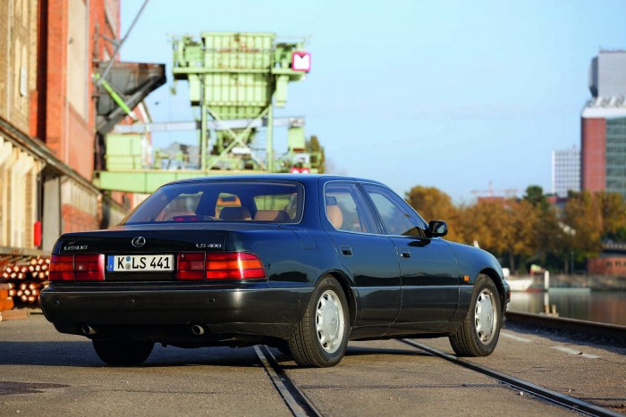 Melyik a legjobb használt luxuslimuzin? 2 A Toyota rájött, hogy a Camry kiválóságát lehet fokozni egy kis bujasággal, varázslattal, gazdag technikai és kényelmi köntösbe bújtatva, miközben még keresnek is az üzleten