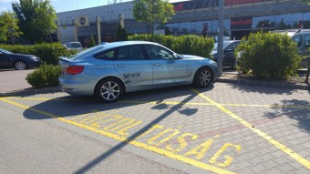 Tűzoltók helyét foglalta el a bunkó BMW-s