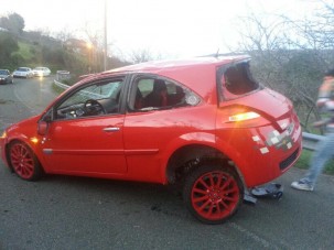 Kitört kerékkel ért véget a veszélyes száguldás