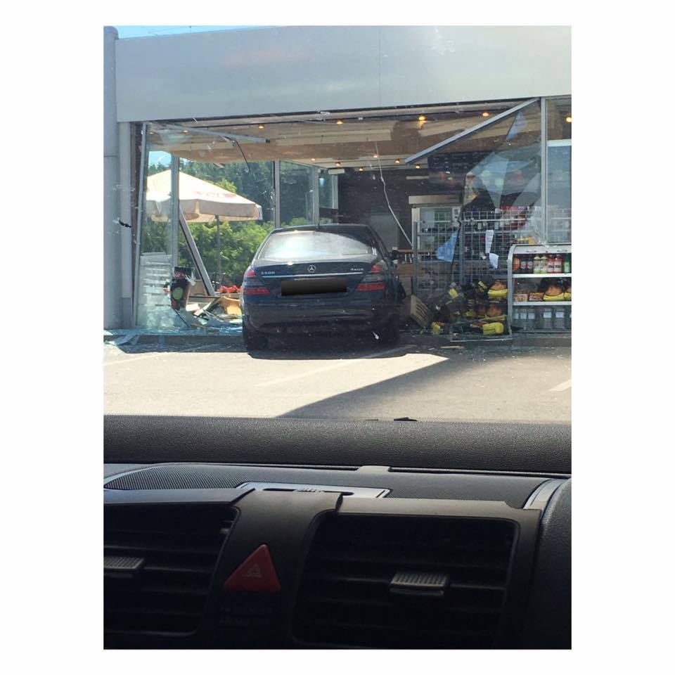 Benzinkútba hajtott egy Mercedes Alsónémedin 2 13626347_1018139371596955_5756043724519697333_n