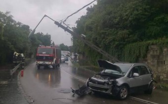 Villanyoszlopnak hajtott egy autó Budapesten