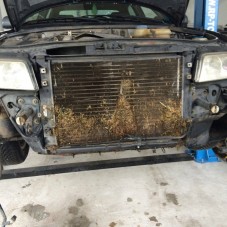 Ezt látta a szerelő miután levette a kocsi lökhárítóját