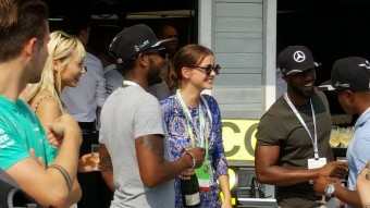 Palvin Barbi a Merci garázsában szurkolt Hamiltonnak