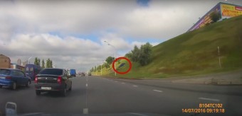 Képtelen helyről lezúgó Lada okozott balesetet