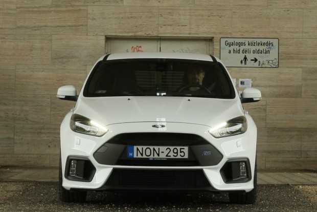 Ford Focus RS – Éleslövészet 5 Tébolyítóan gyorsul, nehéz utolérni a váltássokkal a motort