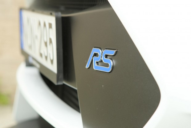 Ford Focus RS – Éleslövészet 10 Megrészegítő a lehetőségek spektruma a Ford Focus RS-ben, amely élhető családi autó, de veszedelmesen hangos, küzdelmes, rázós zúzást is nyújt, ha akarjuk