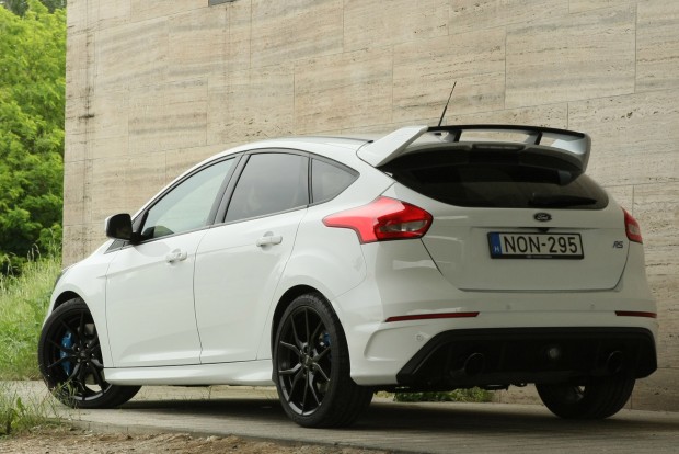 Ford Focus RS – Éleslövészet 6 Állandó a feszült, kitörés előtti állapot. Átlagos országúton jóval idegesebb az ST-nél. Többször ennyibe kerülő sportautókkal sem lehet gyorsabban tépni, de kényelmesen beleférünk négyen, hogy mások feje is leessen kanyarban