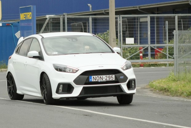 Ford Focus RS – Éleslövészet 7 A Ford Focus RS-sel elvileg száraz úton is lehet kisebbeket farolni, de a tesztautó feláras, semislick gumija nem segítette a dolgot