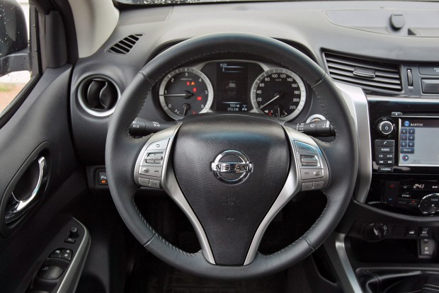 Nissan Navara: Munkához vagy pihenéshez? 3 Rengeteg gomb került a kormányra