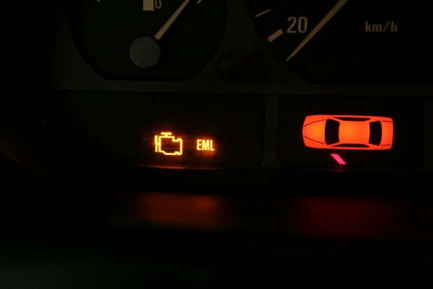 Fények a kormány mögött 5 E46-os 316-os BMW: az EML jelzés az Engine Management Light, MotorVezérlő Fény rövidítése, általános hibajelzés