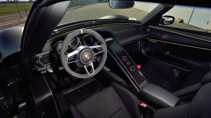 Borzasztóan sokat ér ez a 2 kilóval könnyebb 918-as Porsche 7 | Vezess 2015-porsche-918-spyder-weissach-auction (5)