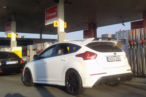 Ford Focus RS – Éleslövészet 12 62 literes a tank, amivel mindig van 370 boldog kilométerünk, poroszkálva majdnem 700. 12,8 literes tesztfogyasztást mértünk, kevés városi szakasszal. 8,5 és 19 liter között bármi lehet
