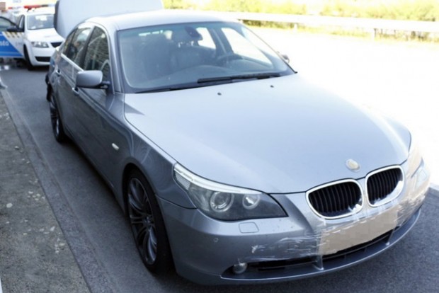 Kartonpapírra firkált rendszámot a BMW-s