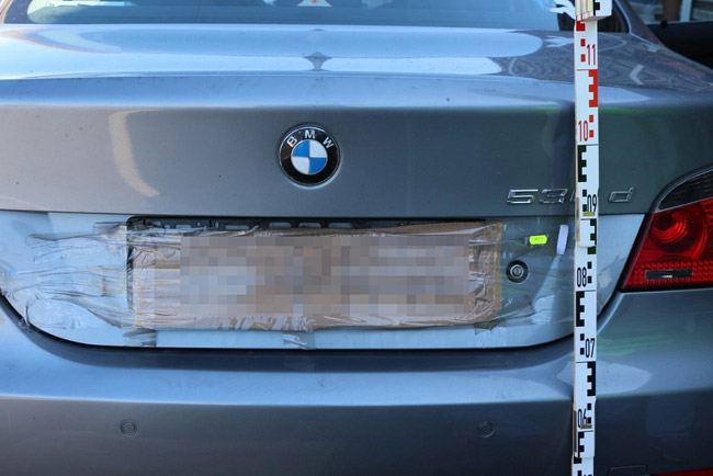 Kartonpapírra firkált rendszámot a BMW-s 1 | Vezess 20160607081037