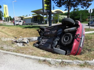 Rendőrök mentették ki a felborult autóból