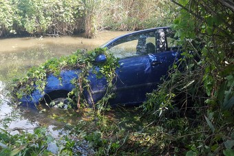 Tóba hajtott egy autó a 65-ös úton - fotók
