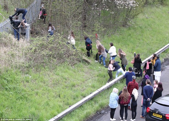 Semmi sem akadályozhatta őket a nyaralásban 5 | Vezess 33BCC17C00000578-3569774-Desperate_Holidaymakers_abandoned_their_vehicles_and_climbed_ove-a-20_1462210325643