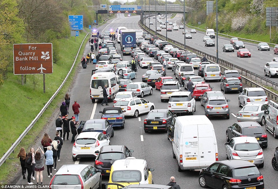 33BCC18800000578-3569774-Backlog_Police_closed_part_of_the_M56_due_to_an_incident_on_an_o-a-27_1462210326537 | Vezess | Vezess