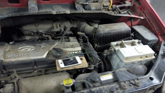 Mit keres egy bedrótozott, szeggel átütött iPhone a motortérben? 3 | Vezess 3e0f3b6s-960