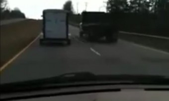 Felnyársalta az autót a deszka - videó