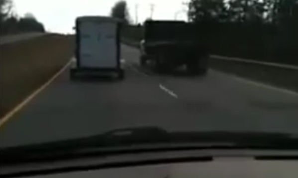 Felnyársalta az autót a deszka – videó