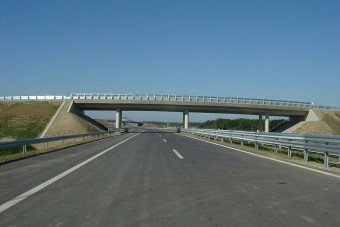 Szmájli alakú gyorsforgalmi út épül a magyar határtól