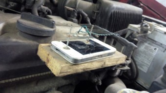Mit keres egy bedrótozott, szeggel átütött iPhone a motortérben?