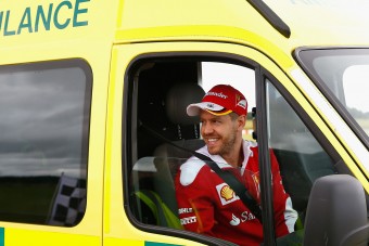 Vettel csalással nyert egy mentő volánja mögött