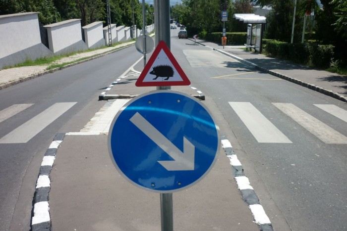 Olyan KRESZ-tábla van Budapesten, amilyen még soha