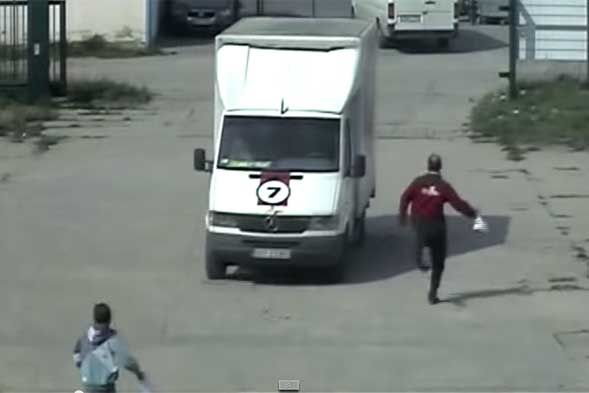 Drámai, ahogy a guruló furgont üldözi a dolgozó