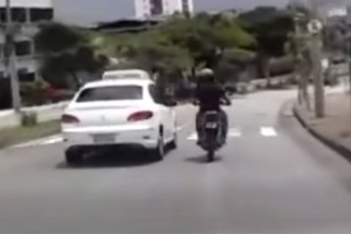 Napi jó tanács: soha ne rugdoss autót menet közben