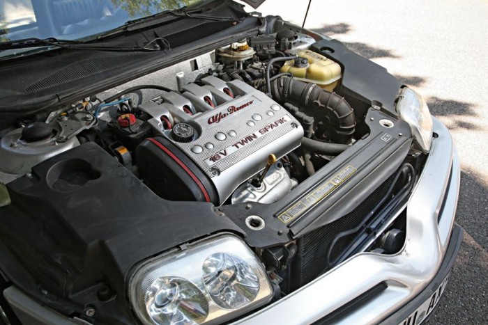 Biztos, hogy jobb egy Alfa, mint egy Fiat? 5 A két Fiat DOHC-négyhengeres szoros rokonságban áll egymással. Az Alfa-mérnökök több módosítást végrehajtották, a márka védjegyének számító Twin Spark gyújtással is felszerelve a motort