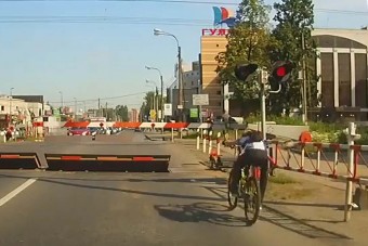 Vasúti sorompóval vívott párbajt a bolond bringás