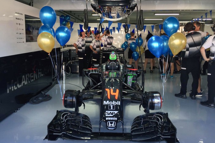 F1: Így ünnepelték Alonsót a garázsban 1 | Vezess alonso_35_01