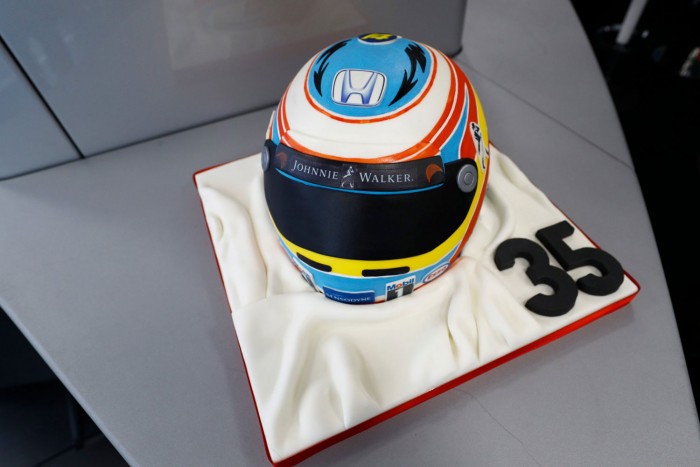 F1: Így ünnepelték Alonsót a garázsban 2 | Vezess alonso_35_02