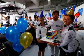 F1: Így ünnepelték Alonsót a garázsban