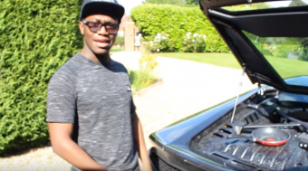 60 milliós sportkocsiján csinált rántottát