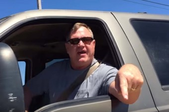 Anyázott, és gázolással fenyegetett a begőzölt terepjárós