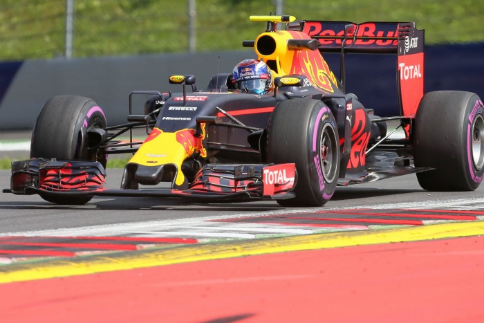 Verstappen: Inkább húzzanak falat a kanyarba!