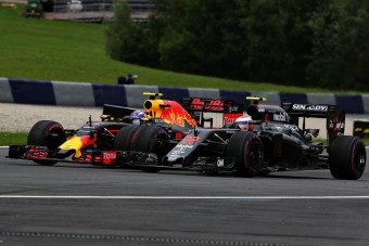 F1: Button a 8. helyben bízott